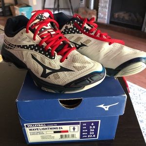 Mizuno Wavelightening Z4 Volleyball shoes